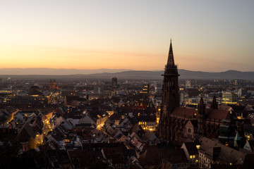 Obraz premium Altstadt von Freiburg am Abend