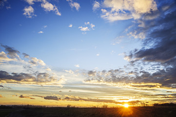 Sonnenuntergang mit tollen Wolken und Sonnenstrahlen