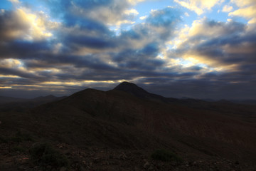 Obraz na płótnie Canvas Vulkan im Sonnenaufgang