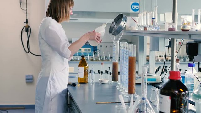 Woman doing flush with sieve in the beaker.