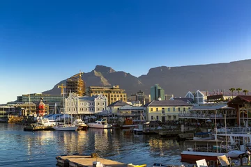 Foto auf Acrylglas Südafrika Republik von südafrika. Kapstadt (Kaapstad). Waterfront - Victoria Basin mit historischen Gebäuden. Devil& 39 s Peak und Tafelberg im Hintergrund
