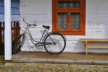 Rower przy drewnianym domu