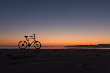 Obraz premium Sunset Bike from afar