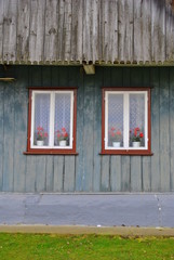 Okna w drewnianym domu © bnorbert3