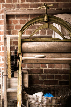 Wringer Machine Using รูปภาพWringer – เลือกดูภาพถ่ายสต็อก เวกเตอร์ และวิดีโอ3,018 | Adobe Stock
