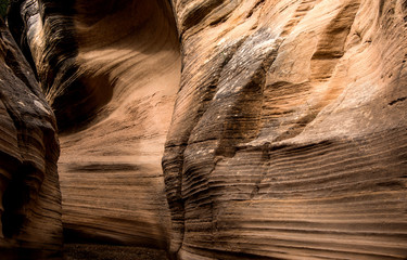 canyon mit ausgewaschenen Gesteinstrukturen