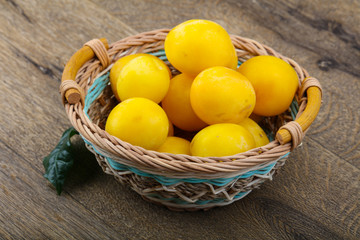Yellow plums in the bowl