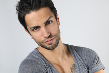 Portrait d' un bel homme brun 