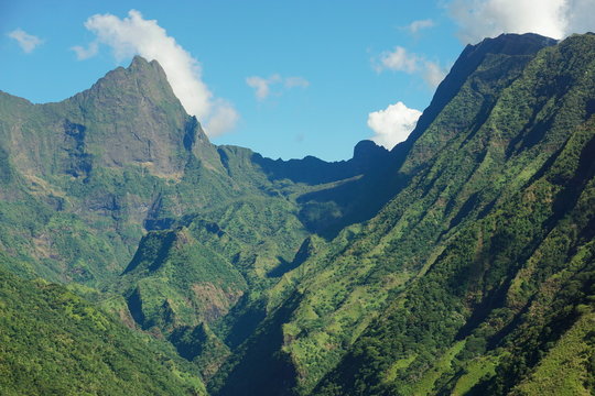 Mountains of Tahiti island, the mount Orohena on the left ( highest point of French Polynesia ) and the mount Aorai on the right, South Pacific
