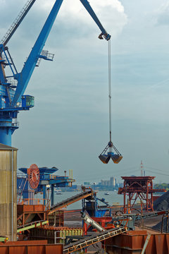 Verladestation f&uuml;r Sch&uuml;ttgut  im Rheinhafen Orsoy