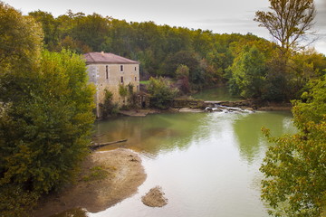 Obraz premium Francia,Guascogna, caasolare su un fiume.