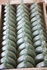 Obraz premium Francia,Guascogna, bottiglie vuote in una cantina