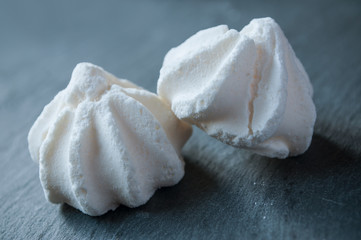 Fototapeta na wymiar meringues sur ardoise