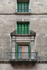 balkon an der fassade eines hauses in palma de mallorca