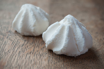 meringues sur table en vieux bois
