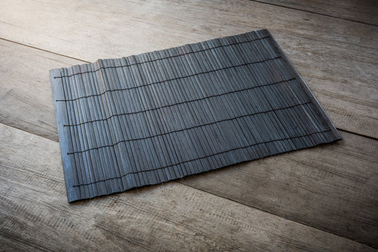 The Coaster, Dark brown bamboo mat
