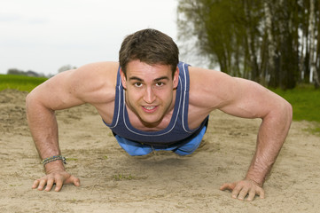 Obraz premium strong man press up