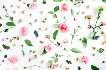 Fototapety  Kwiatowy wzór wykonany z róż różowy i beżowy, zielone liście, gałęzie na białym tle. Płaski świecki, widok z góry. Tło walentynkowe