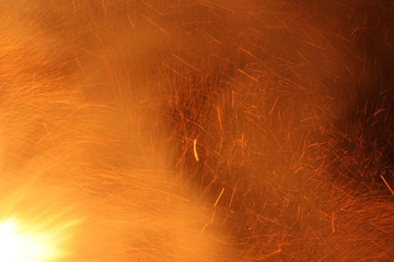 Flammen und Funkenflug als Hintergrund