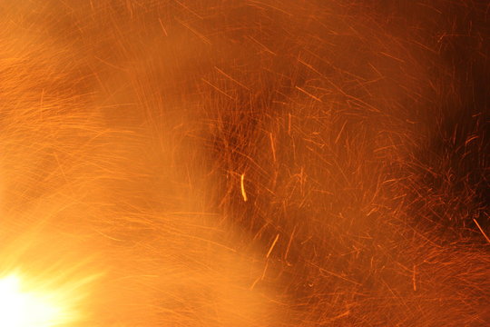 Flammen und Funkenflug als Hintergrund