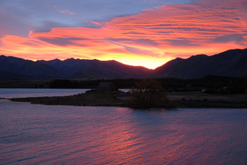 朝焼けのテカポ湖畔と良き羊飼いの教会（ニュージーランド）