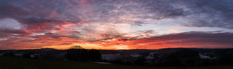 Fototapeta na wymiar Panorama einer lilanen Sonnenuntergangs