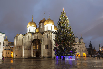 Fototapeta na wymiar Christmas tree on the Cathedral Square in the Moscow Kremlin, Russia