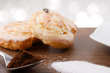 Kuchen und Kaffee mit Zucker