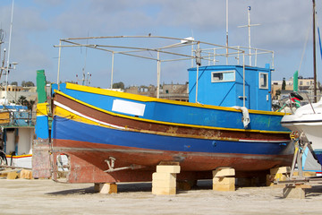 Fototapeta na wymiar Łodzie rybackie w porcie Marsaxlokk na Malcie