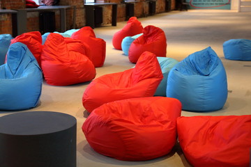 Red and blue armchair-bags in the hall for lectures