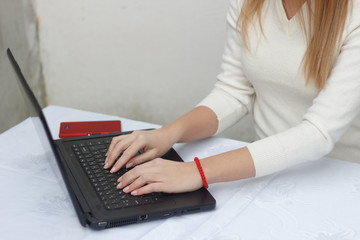 Naklejka premium Rear view of business woman hands busy using laptop at office