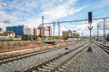 Fototapeta premium A view of train tracks passing through the city