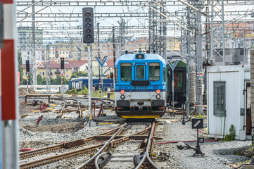 Obraz premium Shot capturing the front of a train with a view of multiple tracks seen in the surroundings