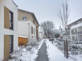 Winterdienst Schnee räumen auf Fussweg vor dem Haus