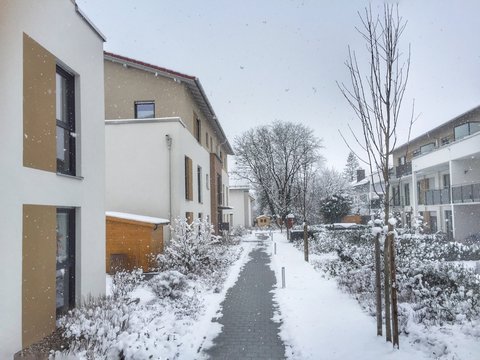 Winterdienst Schnee r&auml;umen auf Fussweg vor dem Haus