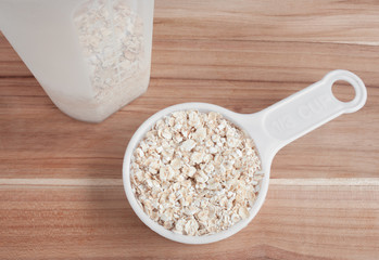 Uncooked oats in measuring scoop. 