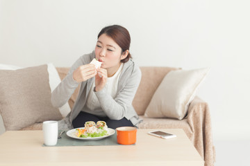 食事する女性