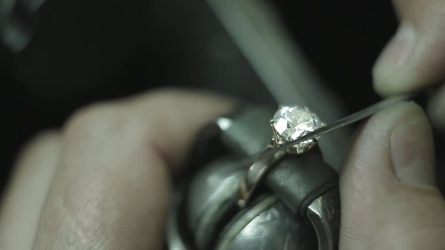 Making a diamond wedding ring