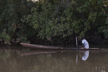 Pescador en el río Gambia
