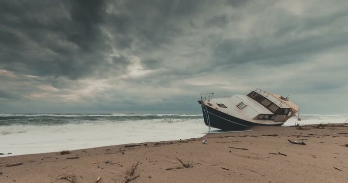 Time lapse di una barca arenata sulla costa