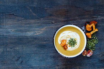 Creamy chanterelle soup