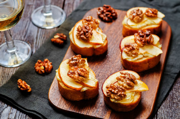 Obraz na płótnie Canvas Apple Brie maple syrup walnut crostini