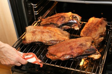 Weihnachtsgans im Ofen
(Christmas roast goose)