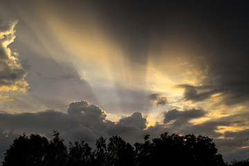 Fototapeta premium zachód słońca w pochmurny dzień