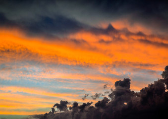 Fototapeta premium zachód słońca w pochmurny dzień