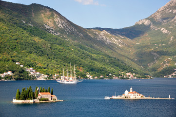 Czarnogóra - Zatoka Kotorska, widok na wyspy z Perast © konik60
