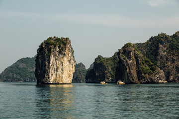 Naklejka premium single rock cliff on the background of the mountains above the s