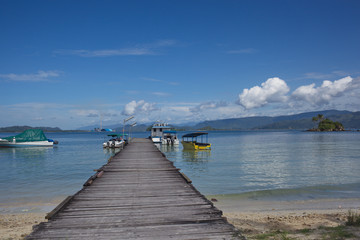 Obraz premium Wooden pier and boats at the sea in Indonesia