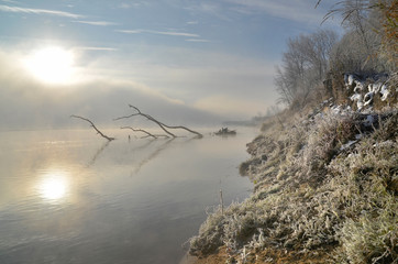 Mroźny poranek nad brzegiem rzeki Wisły © Dejan Gospodarek