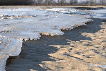 Lód na wyschniętym korycie rzeki